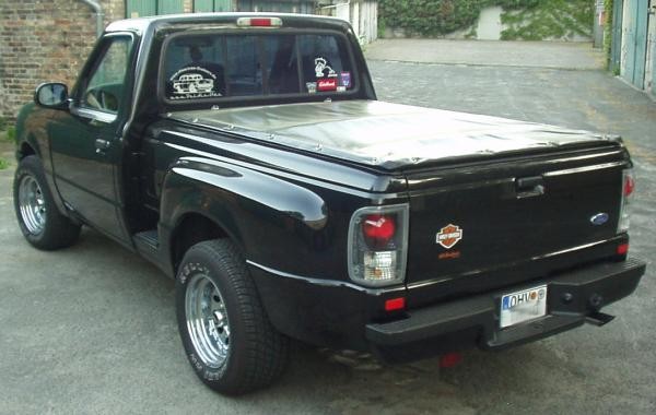 Ford Ranger 1993. Der Splash hat die etwas kleinere Ladefläche, jedoch dafür ausgestellte Radkästen. In diesem Fall mit APC-Rückleuchten